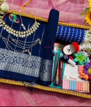 কম্বোটিতে যা যা থাকছে👇 ১/শাড়ি ২/ব্লাউজ ৩/গলার হার ৪/কানের দুল টানা সহ ৫/ টিকলি ৬/চুড়ি ৭/হিজাব পিন ৮/চুলের বেন্ট ৯/হাতের রিং ১০/রিং বক্স  ১১/কাজল ১২/লিপস্টিক  ১৩/মেহেদী  ১৪/নিলপলিস ১৫/টিপ ১৬/তুলি ১৭/আলপিন ১৮/গাজরা ১৯/খোপা ২০/গিফ্ট বক্স
